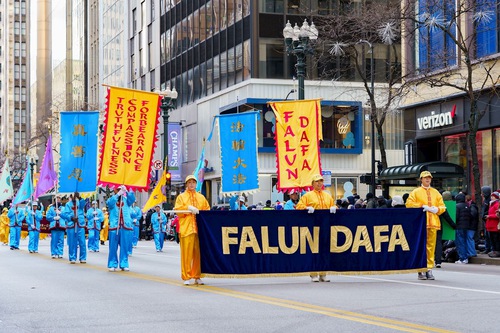 Image for article Falun Dafa recibe una cálida bienvenida en el Desfile de Acción de Gracias de Chicago