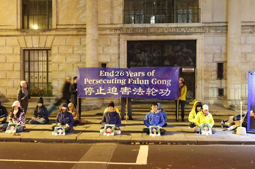 Image for article Londres, Reino Unido: Vigilia con velas frente a la Embajada de China conmemora el Día de los Derechos Humanos