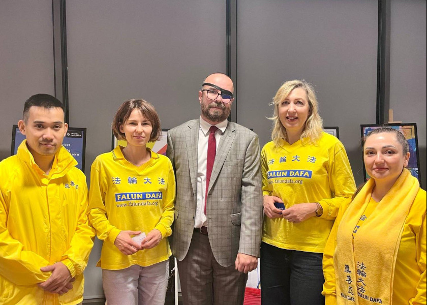 Image for article El público polaco da la bienvenida a Falun Dafa durante el Festival de las ONG en Cracovia