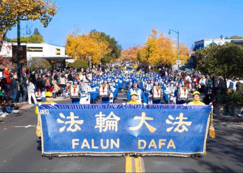 Image for article California: Practicantes de Falun Dafa en el Desfile Infantil Navideño de Los Gatos