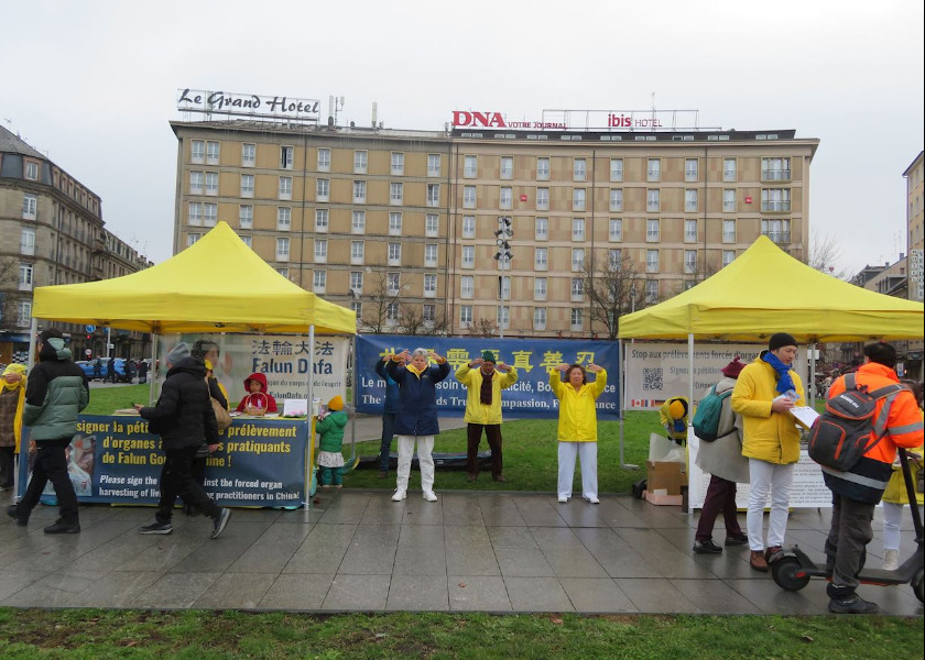 Image for article Francia: la gente condena la persecución a Falun Dafa