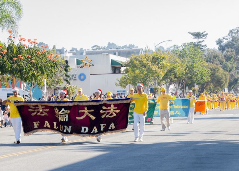 Image for article San Diego, California: Presentando Falun Dafa en el Desfile de Navidad de La Jolla