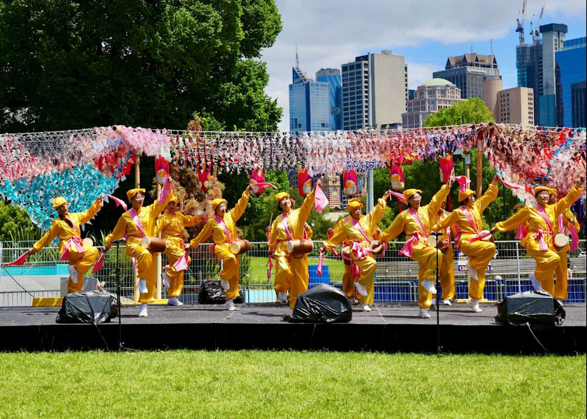 Image for article Australia: Grupo de Falun Dafa se presenta en el Festival de Comida Callejera Asiática de Melbourne