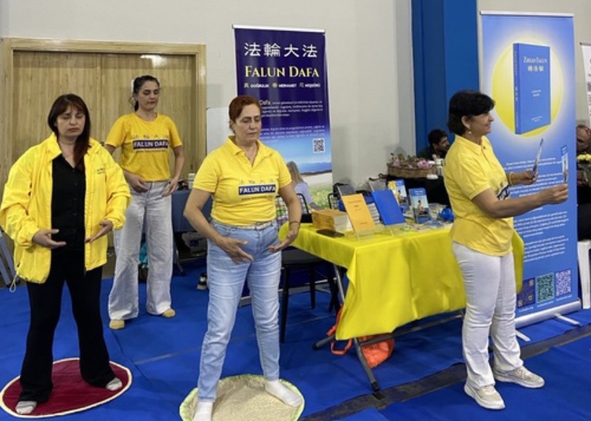 Image for article Turquía: La gente aprende los ejercicios de Falun Dafa en ferias del libro en dos ciudades