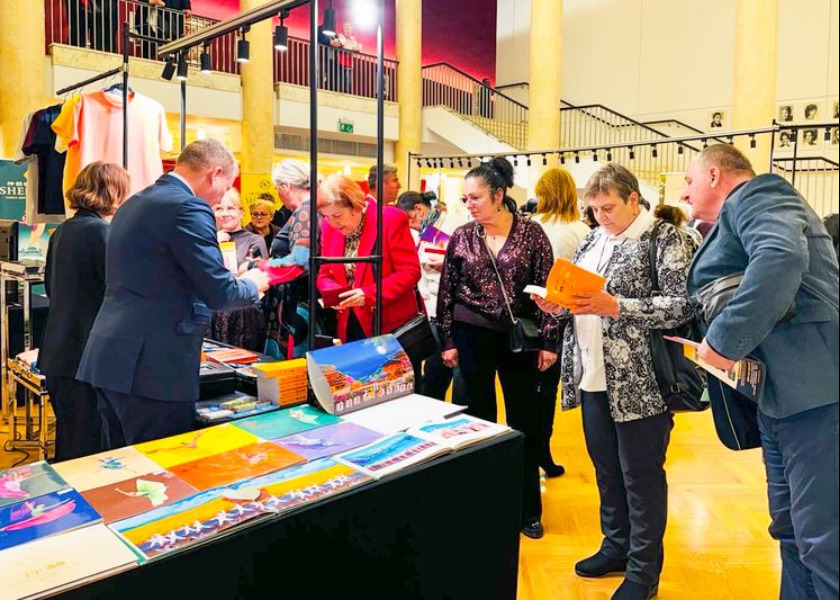 Image for article Łódź, Polonia: Grandes multitudes de espectadores compran Zhuan Falun en las funciones de Shen Yun con entradas agotadas