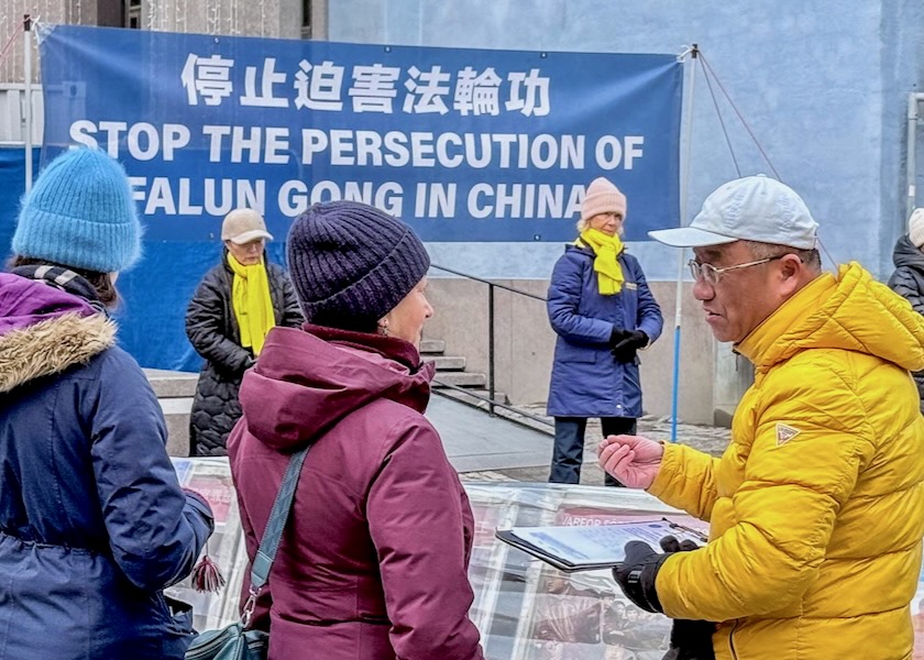 Image for article Estocolmo: Practicantes presentan Falun Dafa durante la temporada navideña