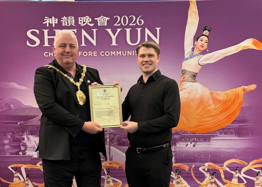 Image for article El alcalde de Stoke-on-Trent entrega un Certificado de Reconocimiento a Shen Yun Performing Arts