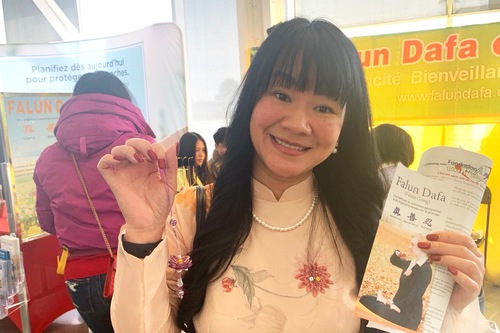 Image for article Canadá: Practicantes presentan Falun Dafa durante la celebración del Año Nuevo en Montreal