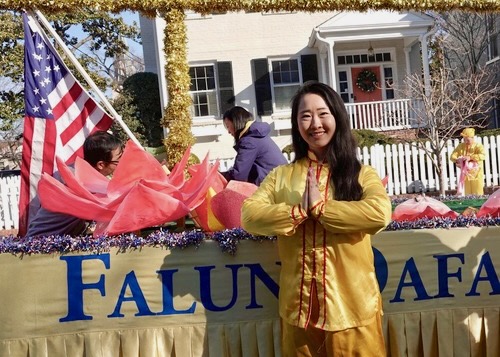 Image for article Practicantes participan en el desfile del cumpleaños de George Washington en Virginia