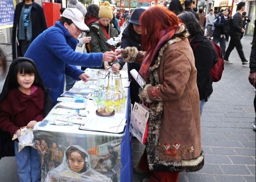 Image for article ​Londres: La gente abraza los principios rectores de Falun Dafa durante las celebraciones del Año Nuevo Chino