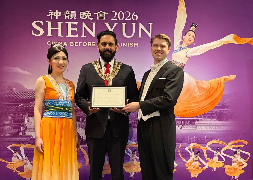 Image for article El alcalde de High Wycombe entrega un certificado de reconocimiento a Shen Yun Performing Arts