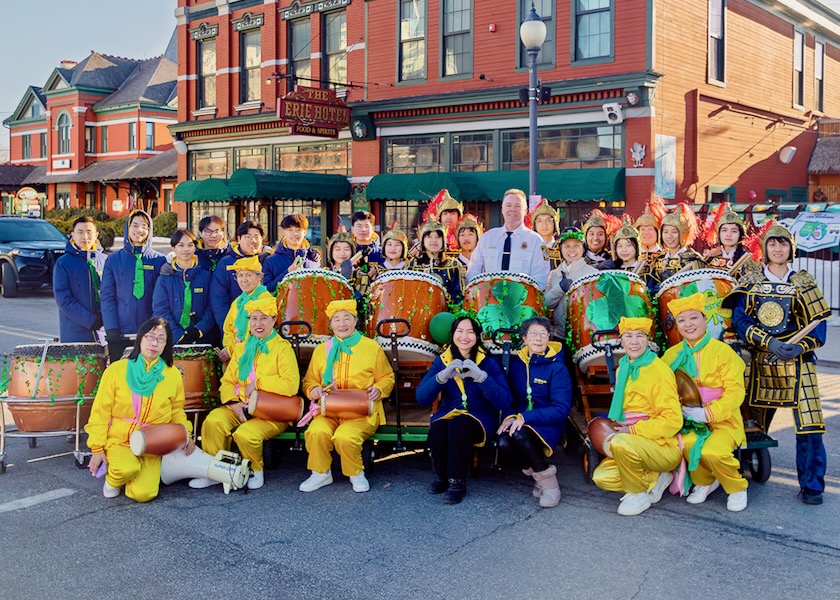 Image for article Port Jervis, Nueva York: Los espectadores disfrutan de las presentaciones de Falun Dafa en el desfile del Día de San Patricio
