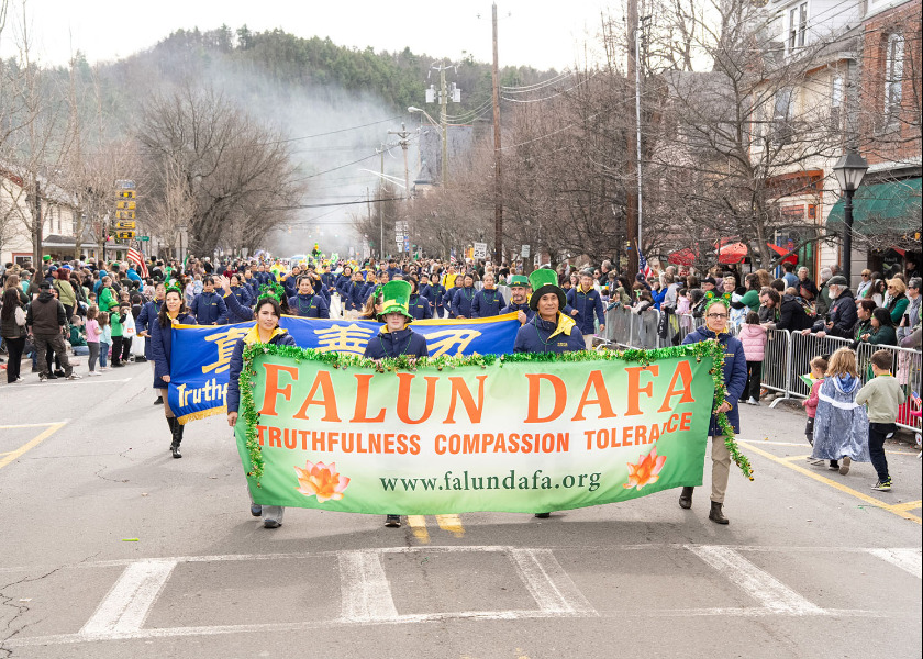 Image for article Falun Dafa aporta un toque asiático al desfile del Día de San Patricio en Milford, Pensilvania