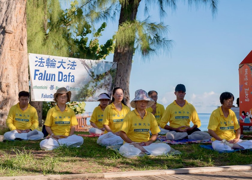Image for article Réunion, Francia: Dando a conocer Falun Dafa a residentes locales y turistas