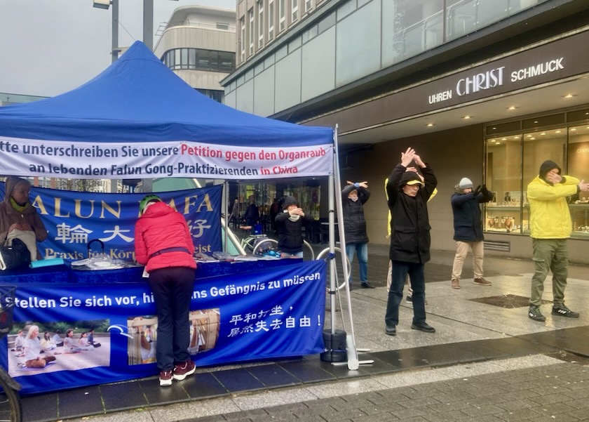 Image for article Residentes expresan su apoyo a Falun Dafa durante un evento en Bochum, Alemania