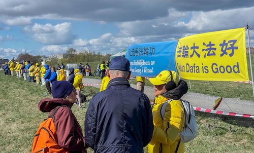 Image for article Manifestación frente a la Embajada de China en Estocolmo conmemora la Apelación Pacífica del 25 de Abril y expone las mentiras del PCCh