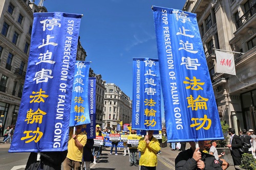 Image for article Londres, Reino Unido: Desfile conmemora el 27.º aniversario de la Apelación Pacífica en Beijing