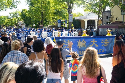 Image for article California: Los valores fundamentales de Falun Dafa elogiados durante el desfile del Picnic Day de UC Davis
