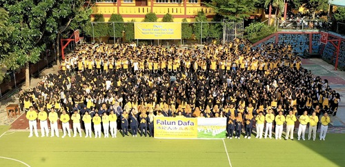 Image for article Batam, Indonesia: Estudiantes y profesores de secundaria celebran el Día Mundial de Falun Dafa