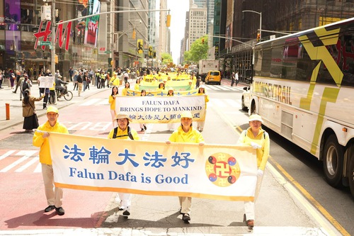 Image for article Turistas elogian los valores universales de Falun Dafa durante el gran desfile en Manhattan