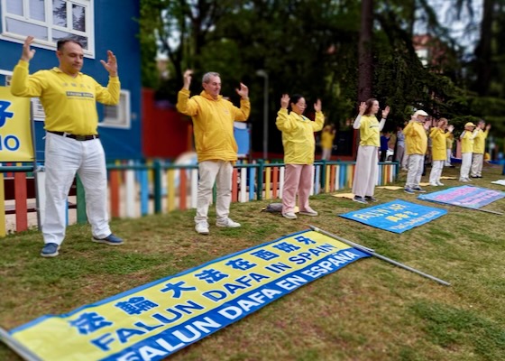 Image for article España: Practicantes se manifiestan cerca de la embajada de China en Madrid para conmemorar la Apelación Pacífica del 25 de Abril.