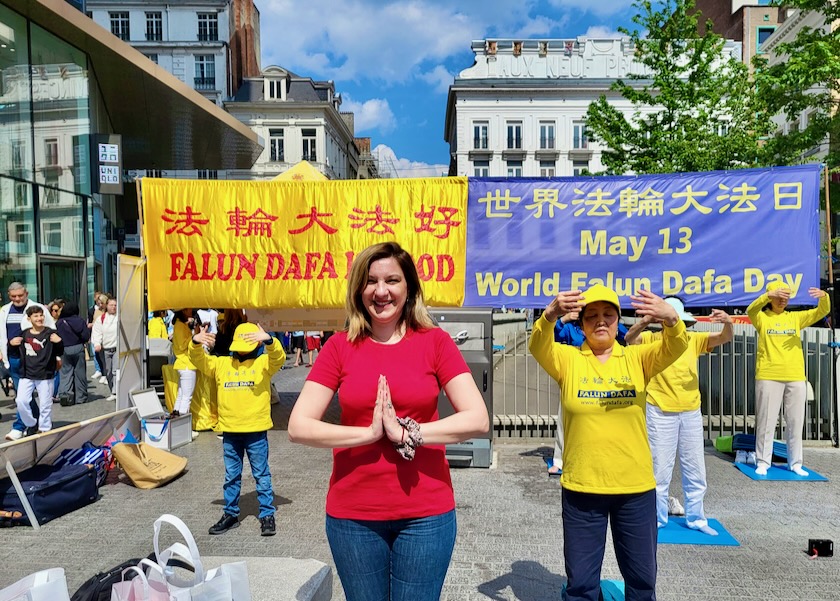 Image for article Bélgica: Personas experimentan el poder sereno de “Verdad, Benevolencia y Tolerancia” en las celebraciones del Día Mundial de Falun Dafa