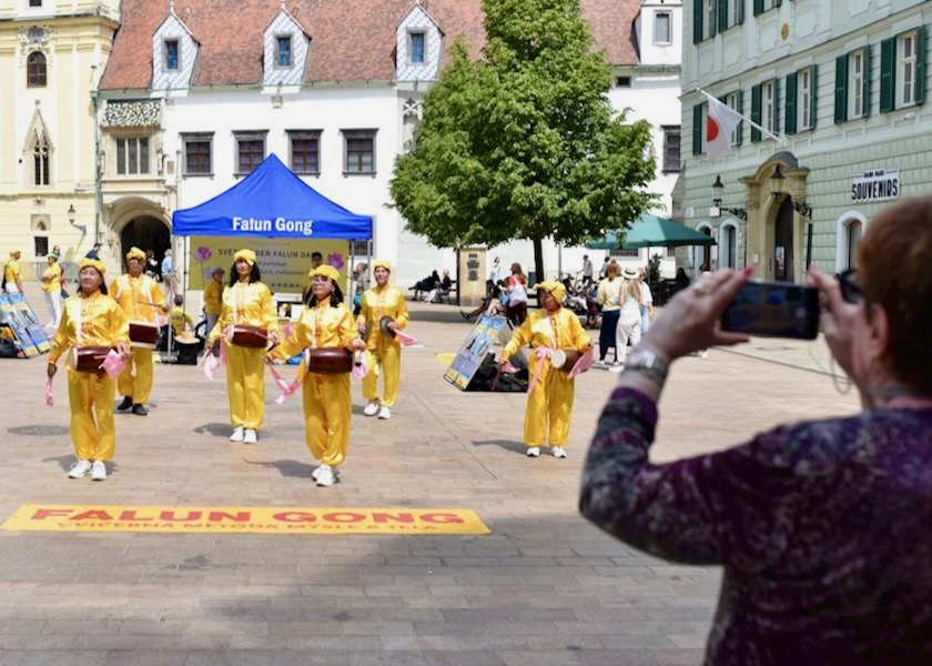 Image for article Eslovaquia: celebración del Día Mundial de Falun Dafa en Bratislava