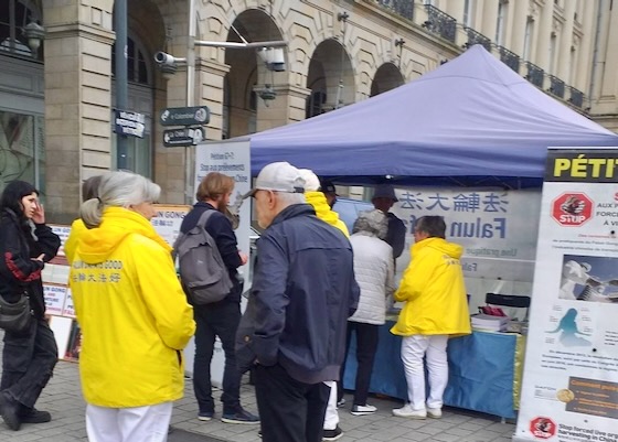 Image for article Rennes, Francia: La gente firma peticiones durante el Día de Falun Dafa para poner fin a la brutalidad del PCCh