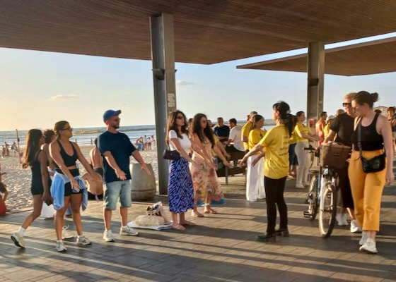 Image for article Israel: Practicantes celebran el Día Mundial de Falun Dafa en el paseo marítimo de Tel Aviv