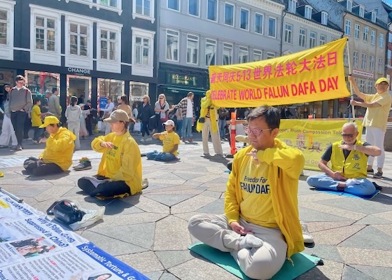 Image for article Copenhague, Dinamarca: Celebrando el Día de Falun Dafa en Amagertorv