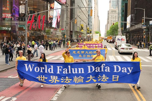 Image for article Manhattan, Nueva York: La gente elogia el gran desfile y los principios rectores de Falun Dafa de Verdad-Benevolencia-Tolerancia