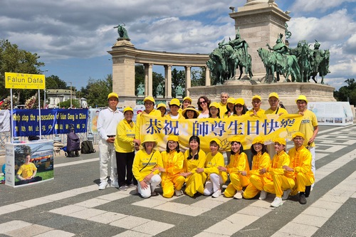 Image for article Practicantes húngaros celebran el Día Mundial de Falun Dafa en la Plaza de los Héroes