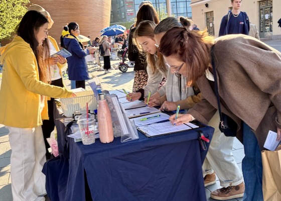 Image for article Finlandia: Falun Dafa recibe una cálida bienvenida en el Festival Mundial de la Aldea
