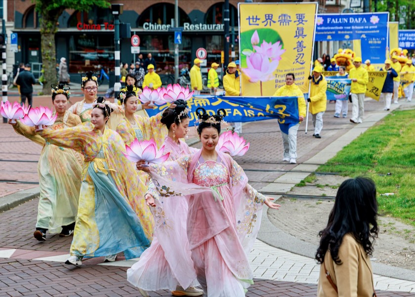 Image for article Países Bajos: Concentración y desfile en Róterdam celebran el Día Mundial de Falun Dafa