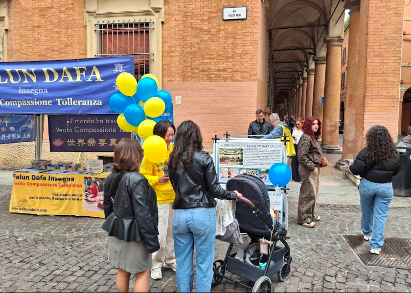 Image for article Italia: celebración del Día Mundial de Falun Dafa en la Piazza della Pioggia de Bolonia