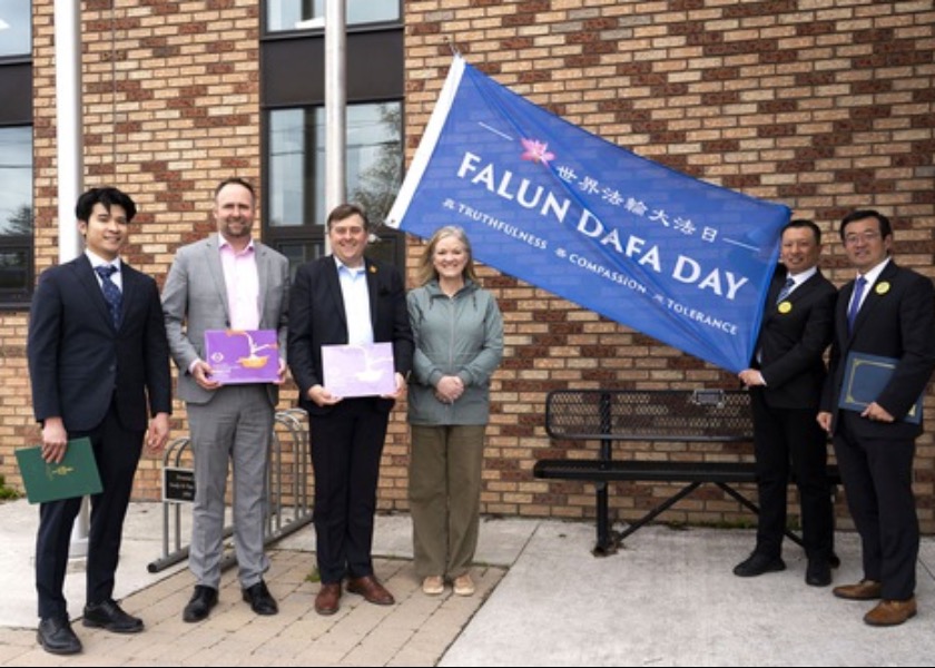 Image for article Cuatro ciudades de Canadá izan banderas para celebrar el Día Mundial de Falun Dafa