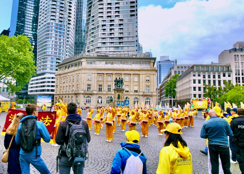 Image for article ​Alemania: La celebración del Día Mundial de Falun Dafa en Frankfurt atrae la atención de los transeúntes