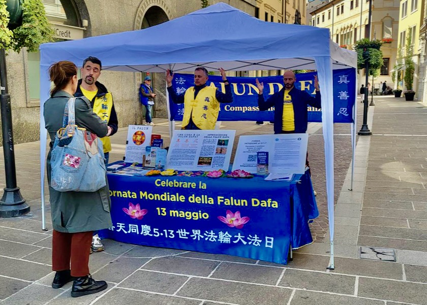 Image for article Celebración del Día Mundial de Falun Dafa en una ciudad del norte de Italia