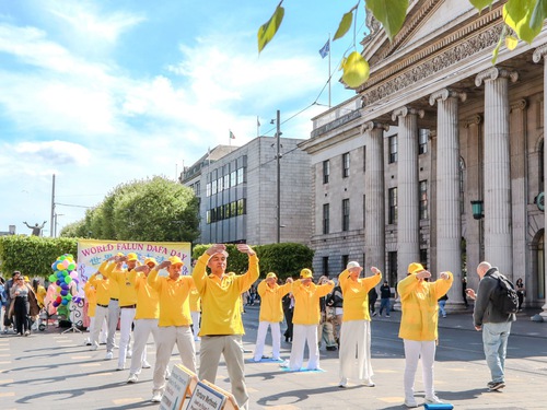 Image for article Concentración y desfile en Irlanda celebran el Día Mundial de Falun Dafa