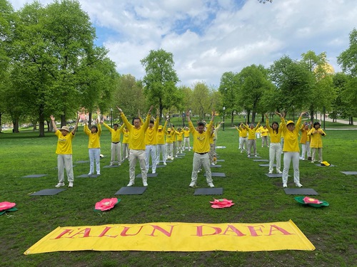 Image for article Ambiente pacífico mientras los practicantes de Falun Dafa en Boston celebran el Día Mundial de Falun Dafa