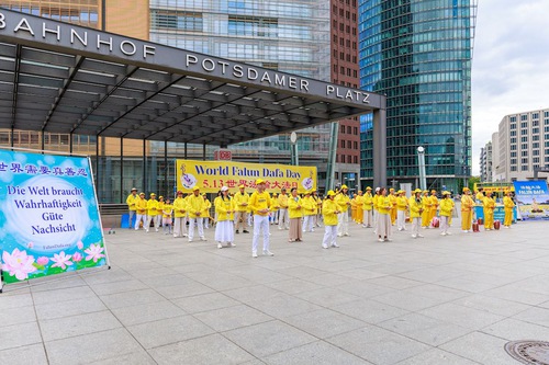 Image for article Estudiantes chinos se informan sobre Falun Dafa durante la celebración del Día Mundial de Falun Dafa en Berlín