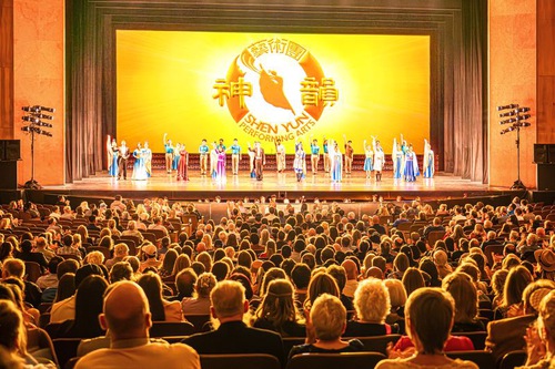 Image for article Shen Yun impresiona a los espectadores de teatros en América y Europa: “Un 10 sobre 10”