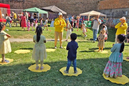 Image for article Los niños conocen Falun Dafa en el “Familienfest” de Graz en Austria
