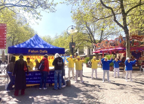 Image for article La gente elogia la Apelación del 25 de abril durante un evento en Dortmund, Alemania