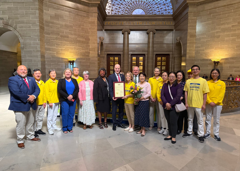 Image for article Missouri, EE. UU.: Practicantes de Falun Dafa celebran el Día Mundial de Falun Dafa en el Capitolio Estatal