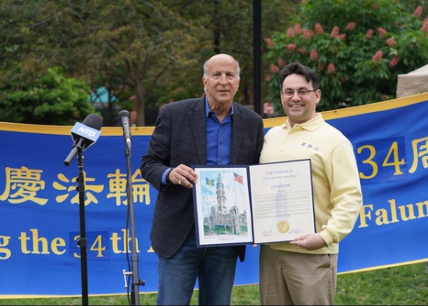 Image for article Filadelfia: Concejal aprende los ejercicios en las celebraciones del Día de Falun Dafa