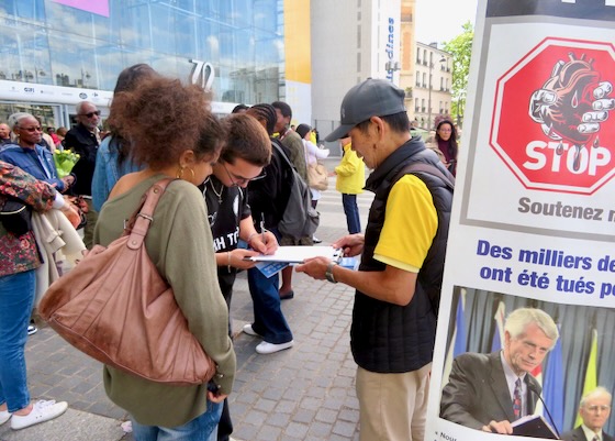 Image for article La gente elogia Falun Dafa en un evento en París