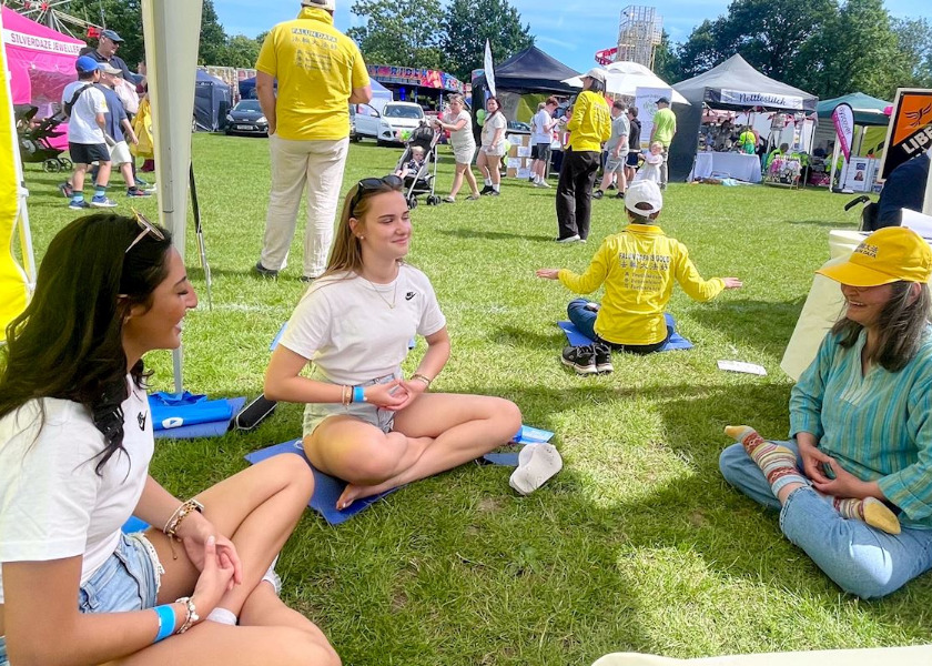 Image for article ​Durante el Día de la comunidad Rotaria en Surrey, Reino Unido, la gente aprende los ejercicios de Falun Dafa