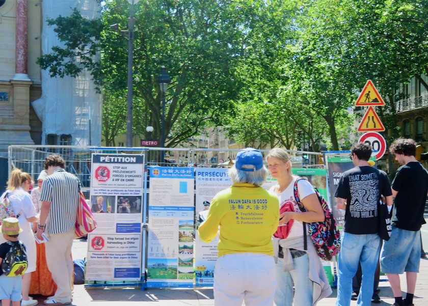 Image for article Francia: Ciudadanos de París condenan la persecución y se identifican con los valores de Falun Dafa