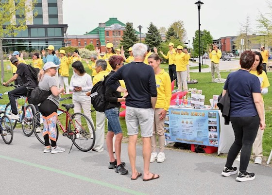 Image for article La celebración del Día Mundial de Falun Dafa en Quebec atrae a numerosos visitantes